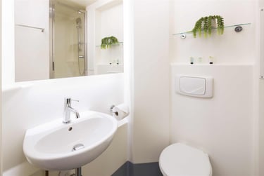 1 bed studio, Calton Road, Holyrood, Edinburgh, EH88DP - Image 6